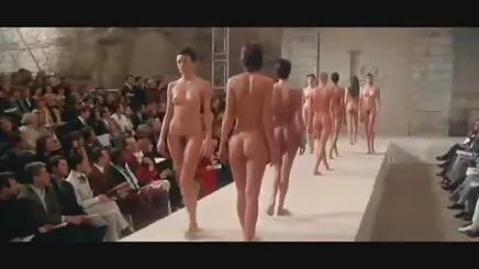 Tóc đỏ hinh anime hentai đeo mặt tôn sùng