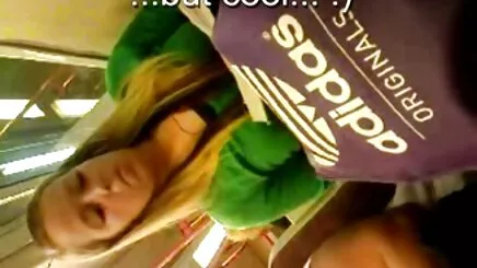 Erin Duval connie và ngón coi phim set hoat hinh chân dài