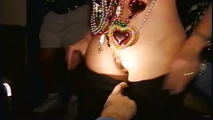 Tóc vàng, sex hinh hoat cô gái gần hồ bơi